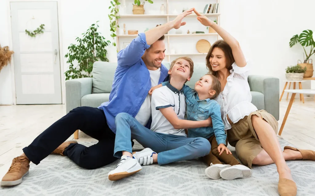 Família brincando com os filhos em casa