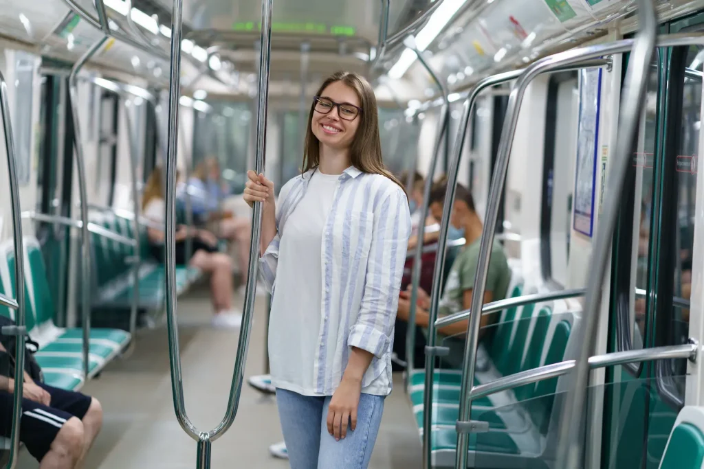 moça dando um sorriso enquanto anda de trem