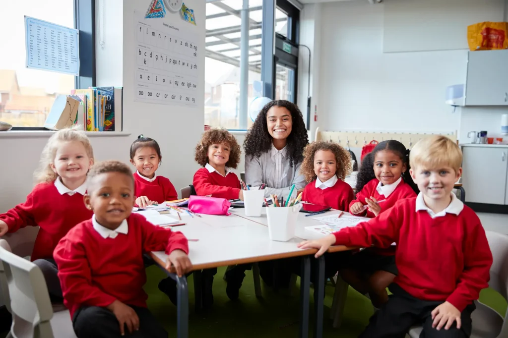 Uma professora ensinando seus alunos