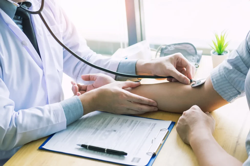 Médico medindo a pressão do paciente