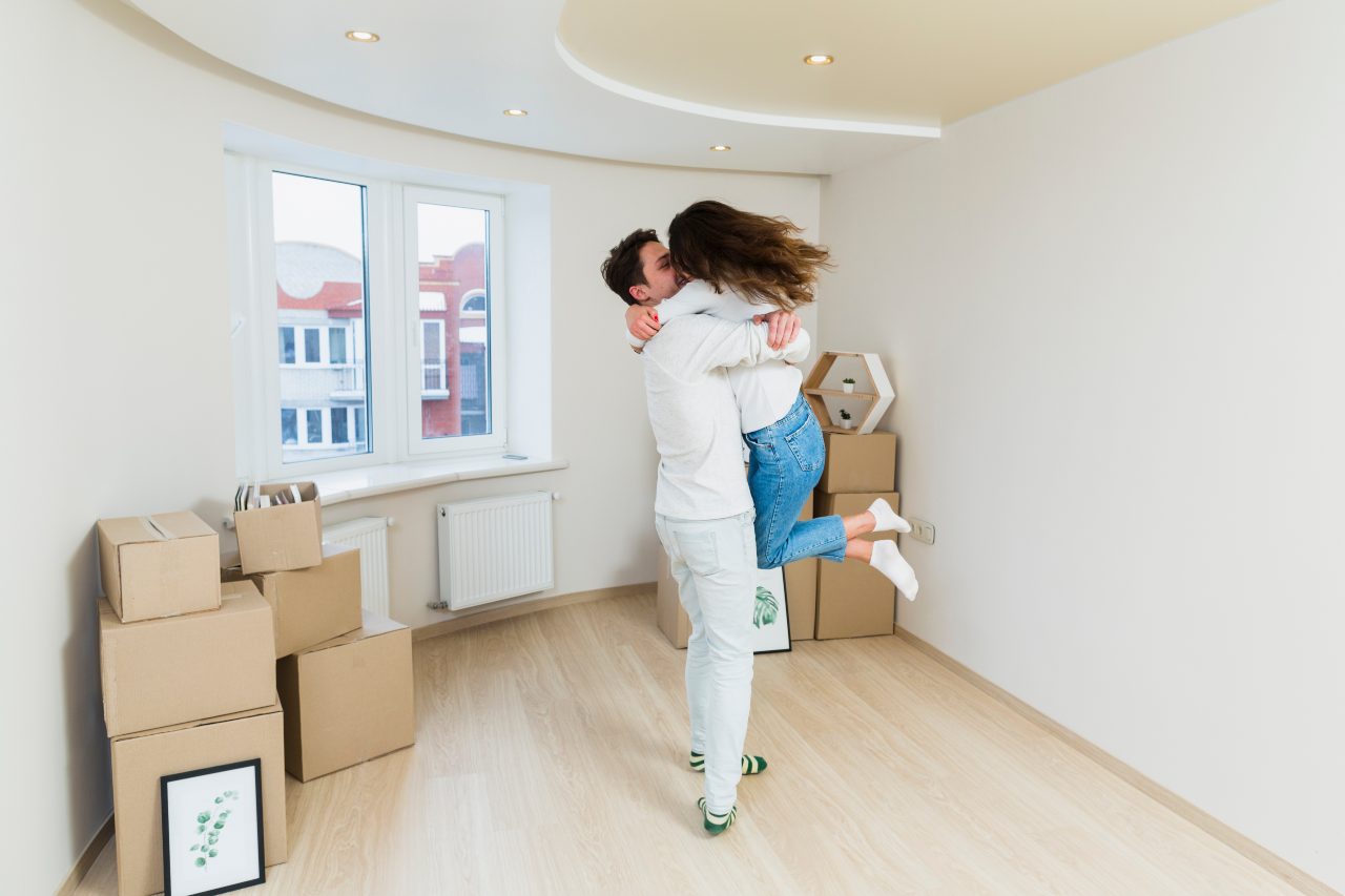 casal feliz que comprou apartamento novo