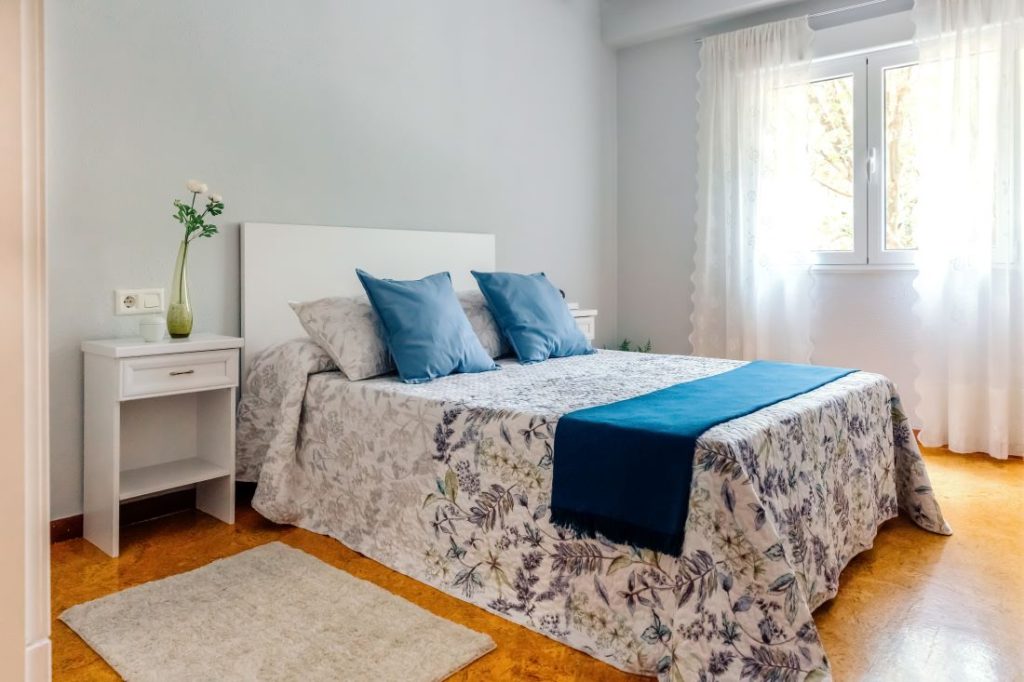 Cama de calsal decorada com almofadas azuis e cobre leito azul 