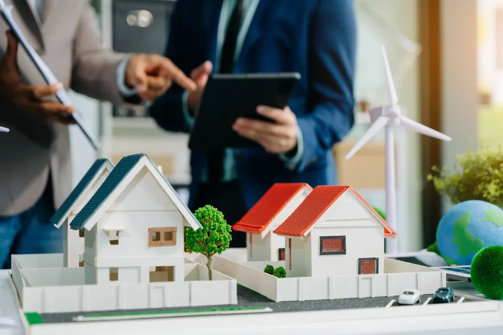 pessoas vendo modelos de casa para comprar