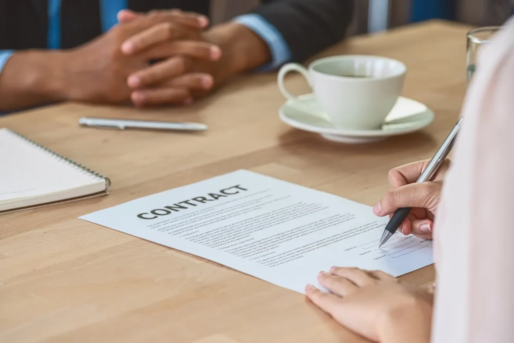 assinando contrato de compra