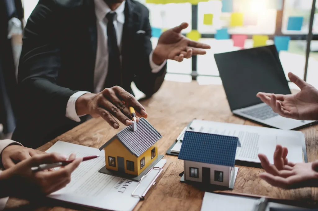 especialistas discutindo o melhor investimento imobiliário