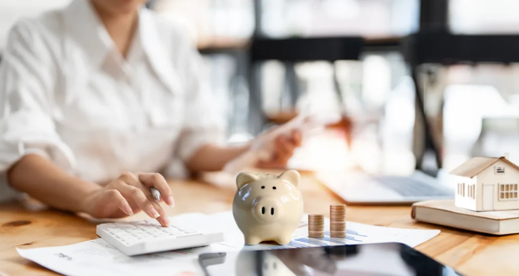 mulher analisando investimento imobiliário
