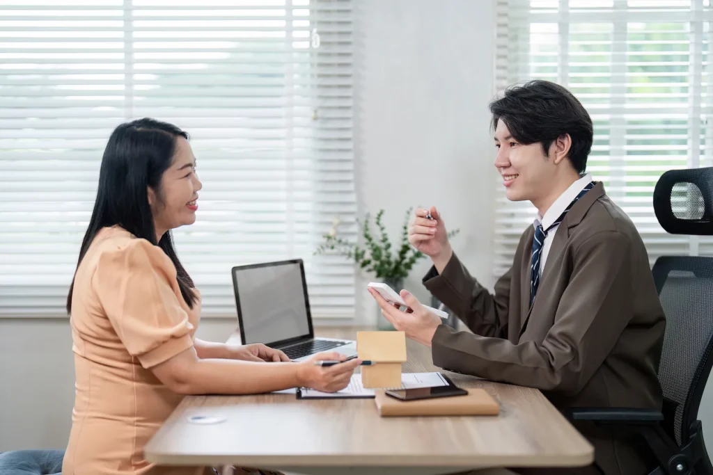 consultor de investimentos atendendo cliente